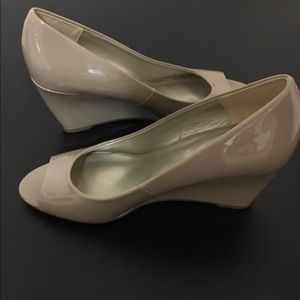 Bandolino Cream Color Peep Toe Wedges (New) Size 9.5